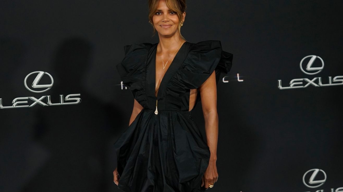 ¡Ay, gatúbela! Halle Berry posó casi desnuda para celebrar 20 años de “Catwoman” (FOTOS)