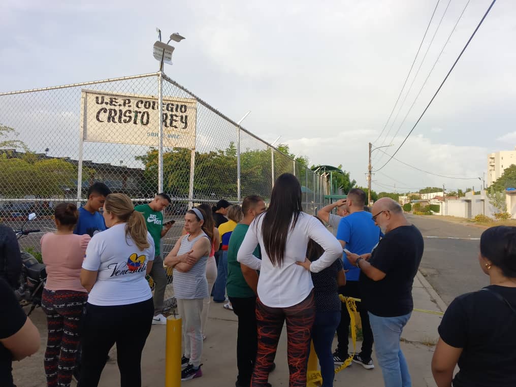 Ciudadanos custodian el conteo de votos en Maracaibo y San Francisco