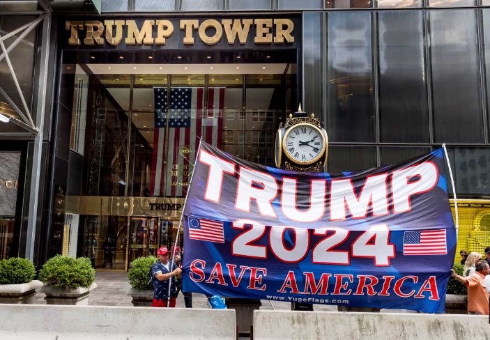 Una treintena de personas se concentran en una vigilia en la Torre Trump de Nueva York