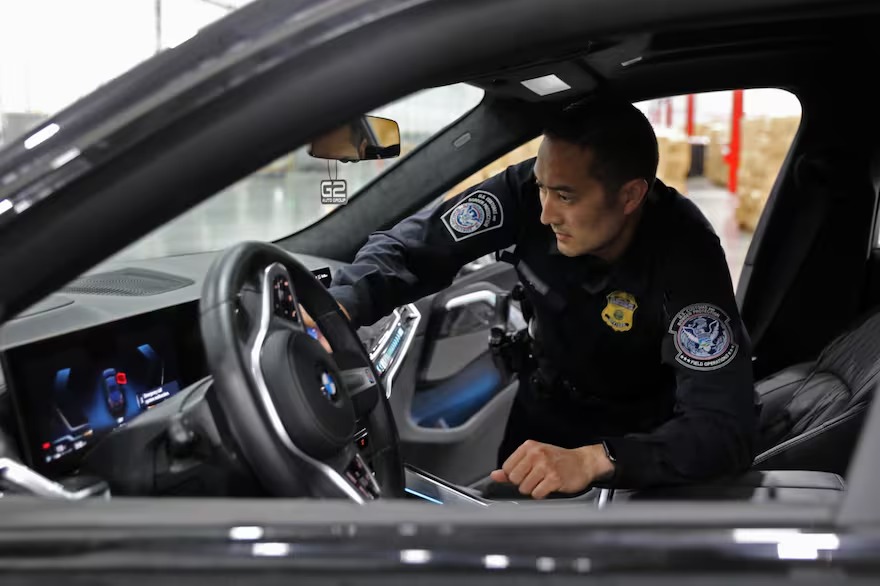 Quiso pasar la frontera de EEUU en su carro, pero cuando investigaron su rueda encontraron algo insólito