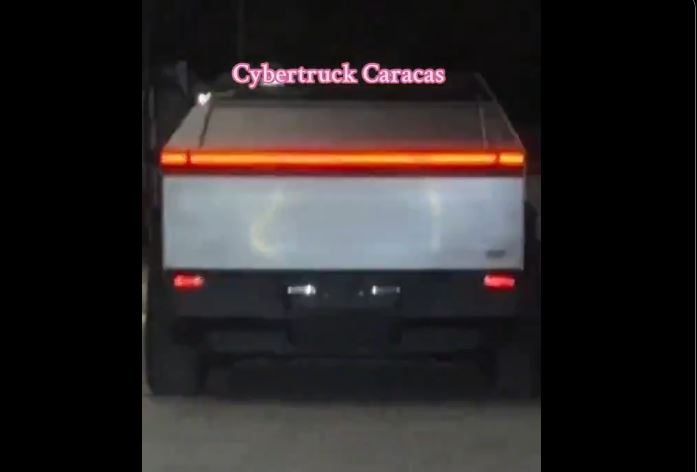 ¡Insólito! Captaron un Cybertruck de Tesla por las calles de Caracas (Video)