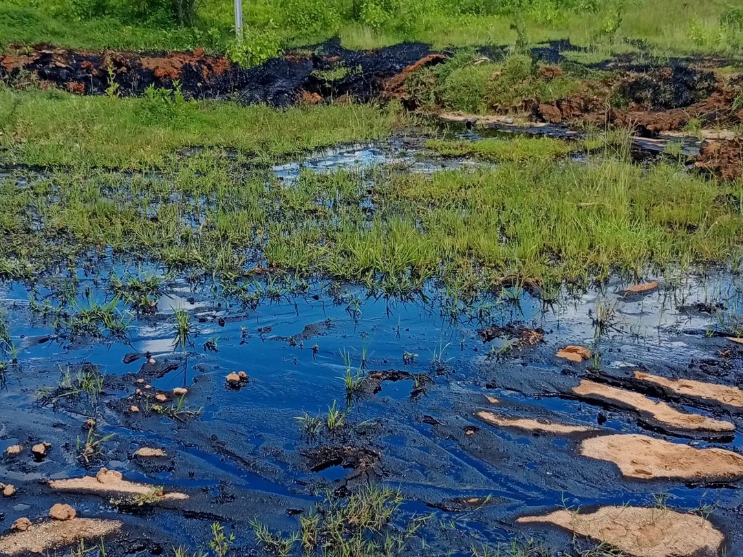 Another environmental incident in Venezuela: Oil spill covered in black goo part of the Cantaura