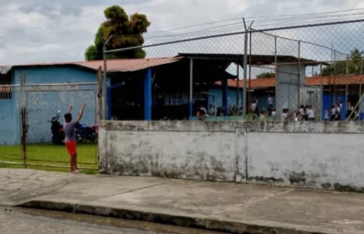 En la escuela Lourdes Rivas de Barinas no hay agua y cuando llega se derrama por una tubería rota